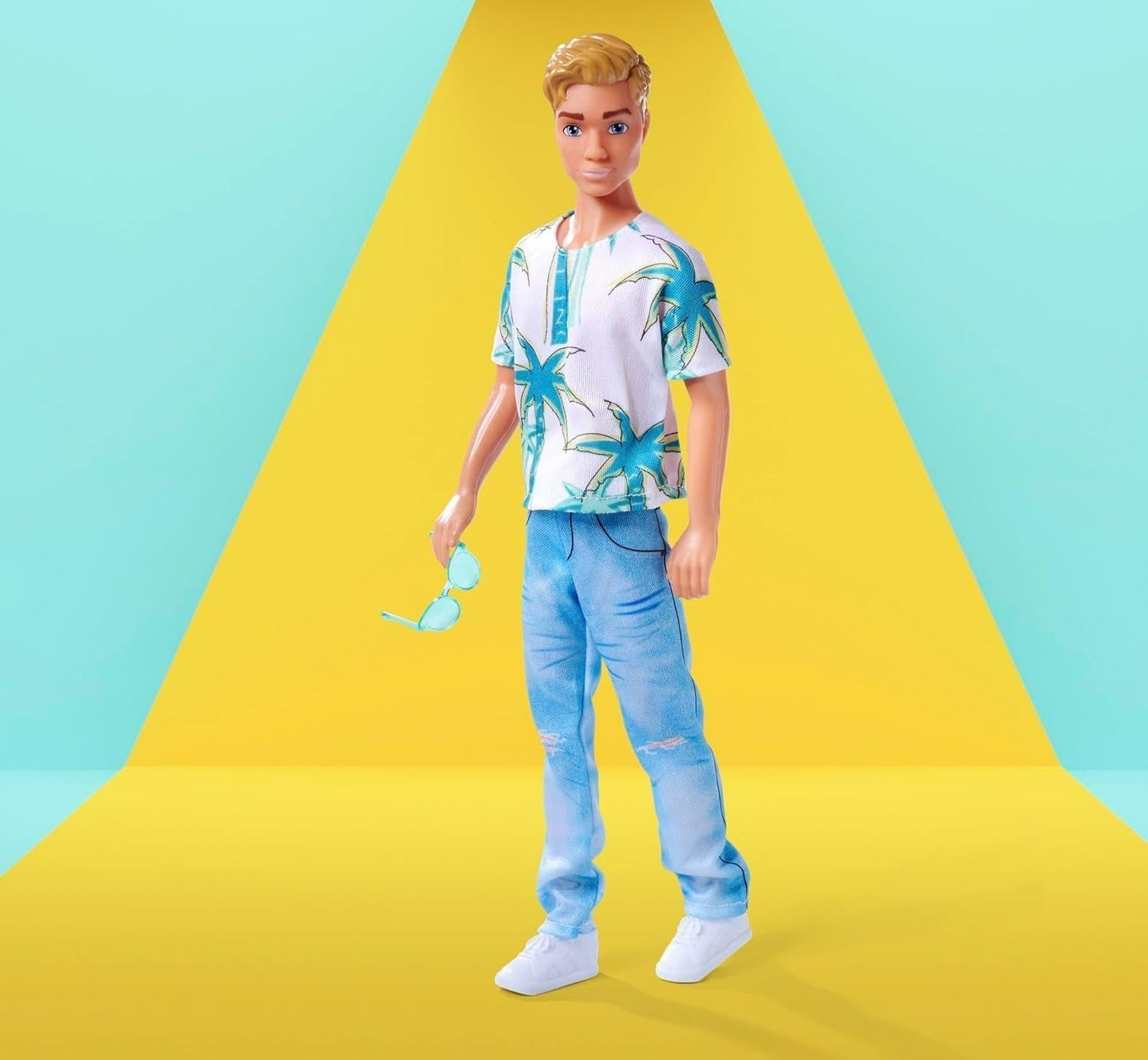 SIMBA 105733729 Steffi Love Kevin Legedukke bærer top med palmeprint og seje jeans inklusive solbriller 30 cm 3 år gamle Naty Shop-dukker