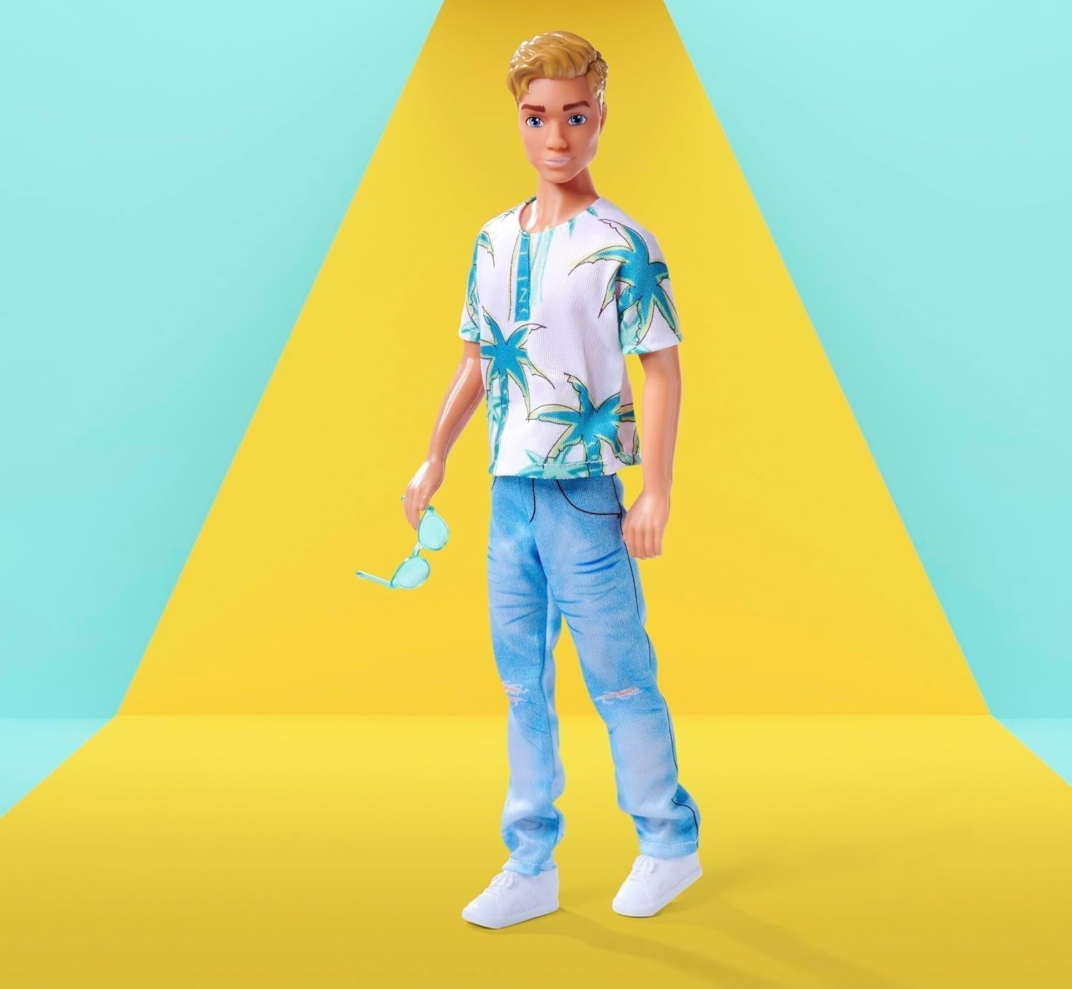 SIMBA 105733729 Steffi Love Kevin Legedukke bærer top med palmeprint og seje jeans inklusive solbriller 30 cm 3 år gamle Naty Shop-dukker