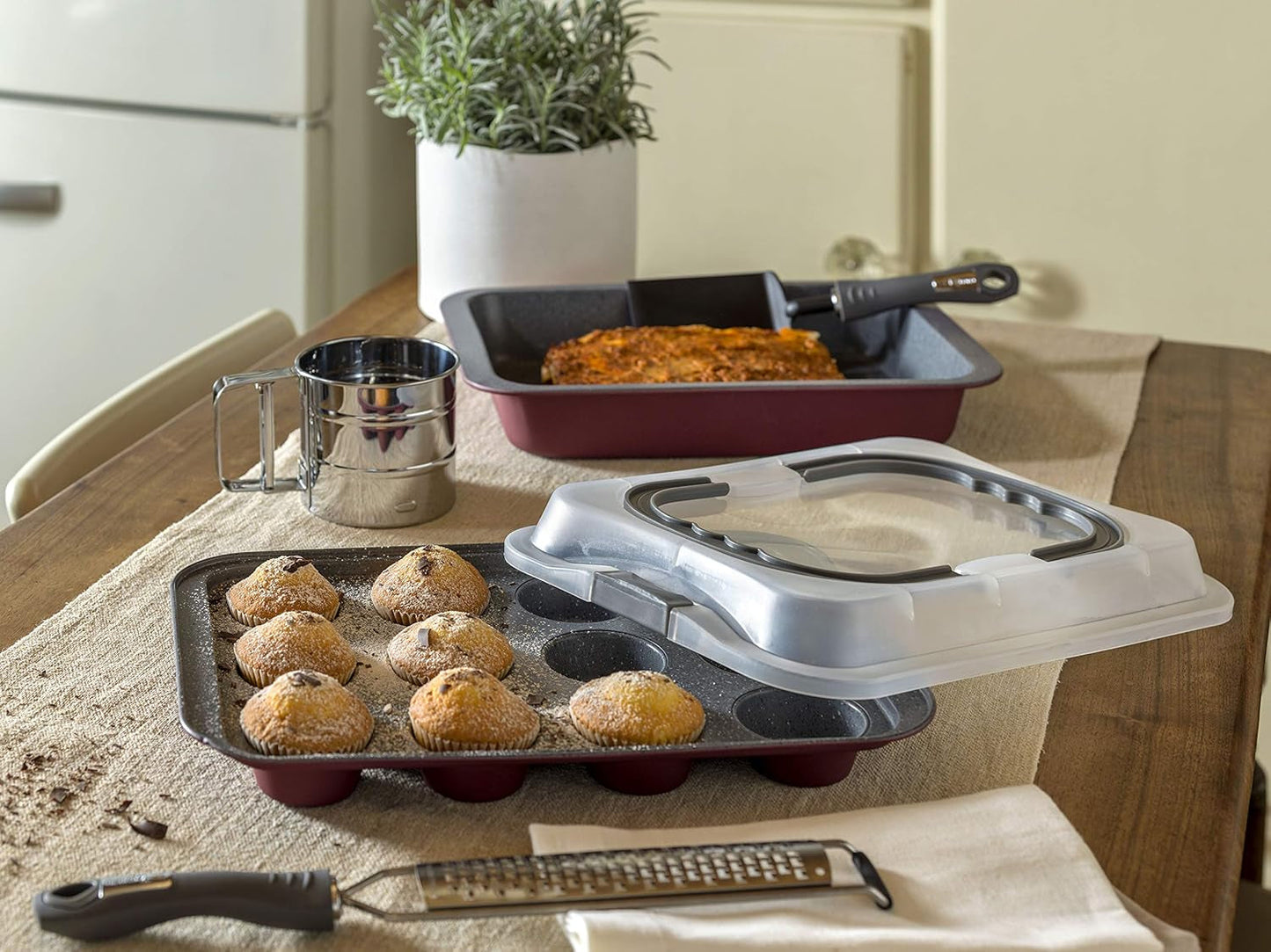 Sødkirsebærbageplade, til 12 muffins, med låg, plaststål, kirsebærrøde Bageplader og forme Naty Shop