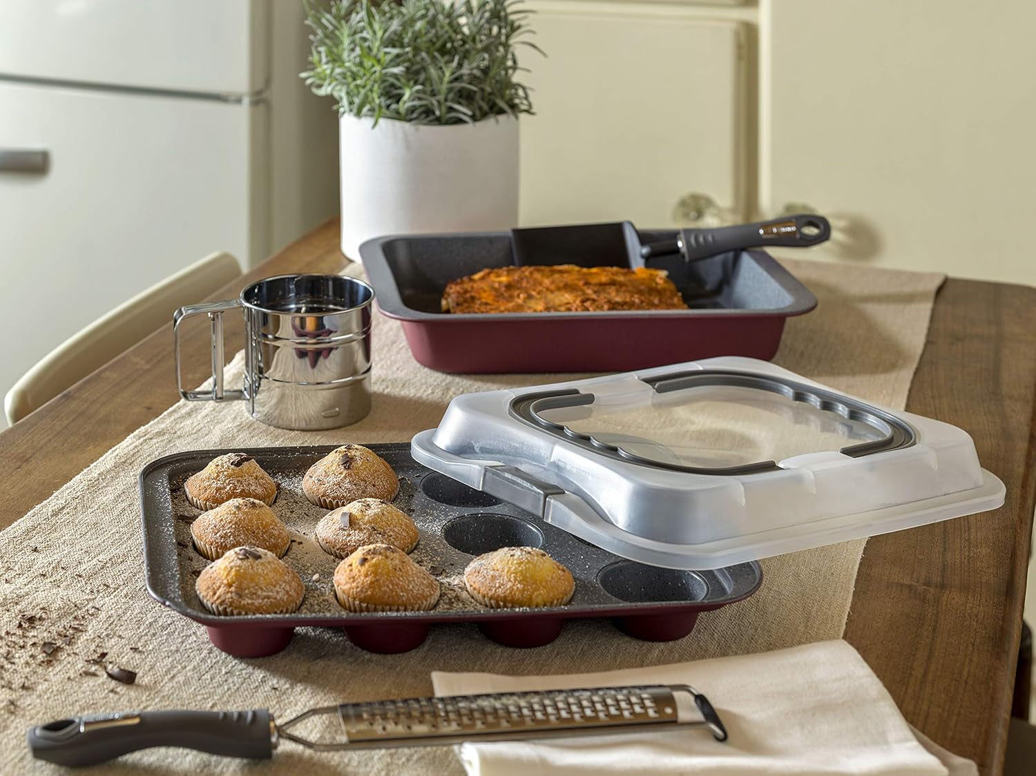 Sødkirsebærbageplade, til 12 muffins, med låg, plaststål, kirsebærrøde Bageplader og forme Naty Shop