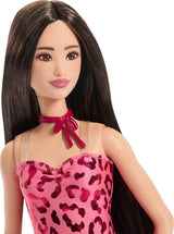 Barbie Fashionista dukke nr. 246 i en pink stropløs kjole med leopardprint med sort hår og tilbehør som en sløjfehalskæde og støvler, JJN59