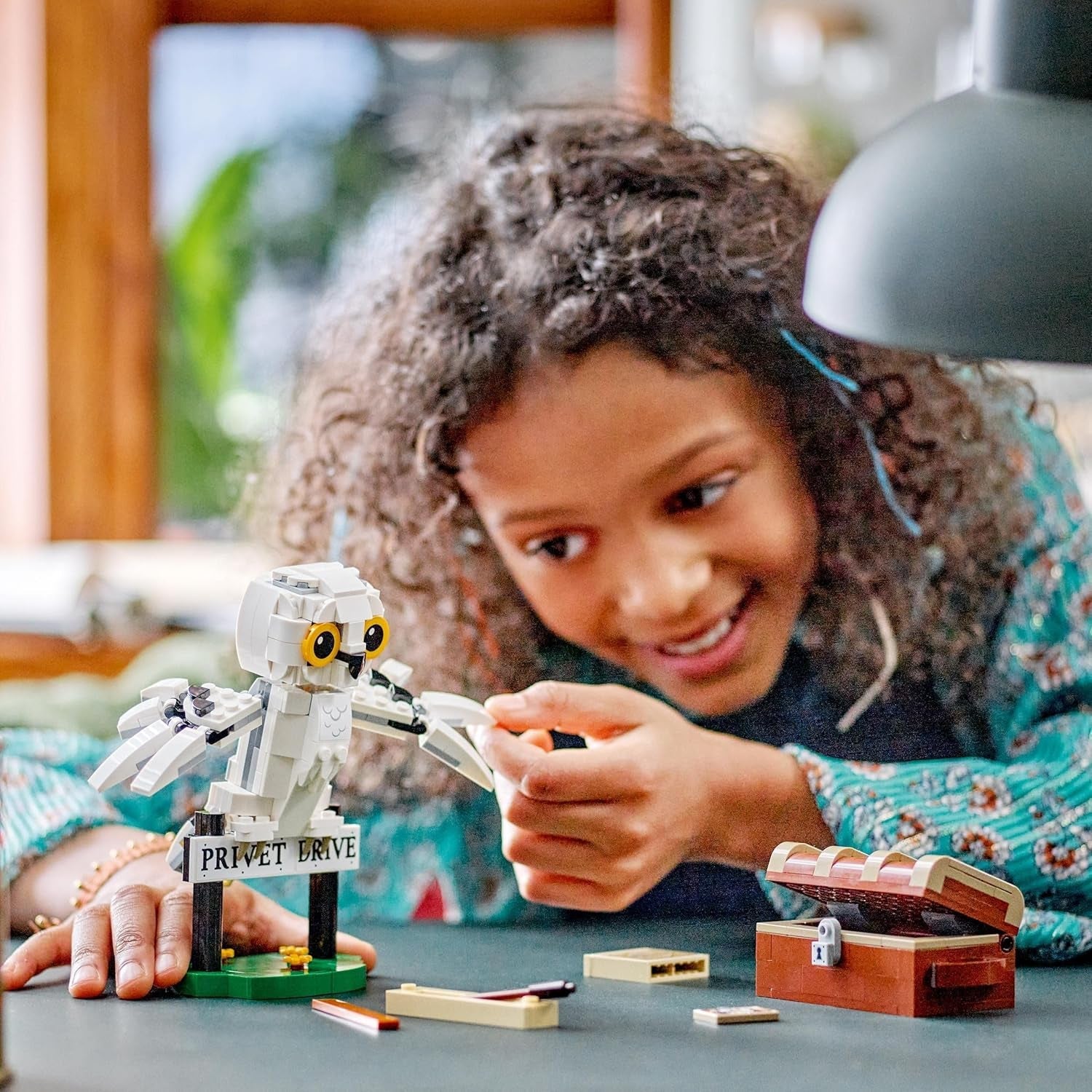 LEGO Harry Potter Hedwig i Liguster Drive 4 Børnelegetøjsuglesæt, bygbar dyrefigur med Hogwarts kuffert, lille gave til drenge, piger og alle fans fra 7 år 76425 Byggesæt Besuche den LEGO-Store