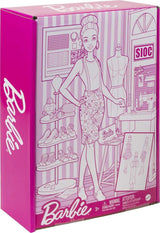 Barbie HDY90 - Modedesignerdukke (30,40 cm) og studie, 25+ design- og modetilbehør, designskrivebord, stol, symaskine, tekstilprøver, mannequin og mere, legetøj for 3 år og opefter