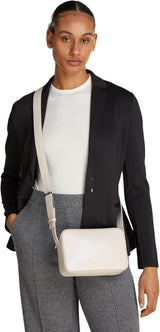 Calvin Klein crossbody taske Præget logo kamerataske med lynlås lukning Dametasker Naty Shop