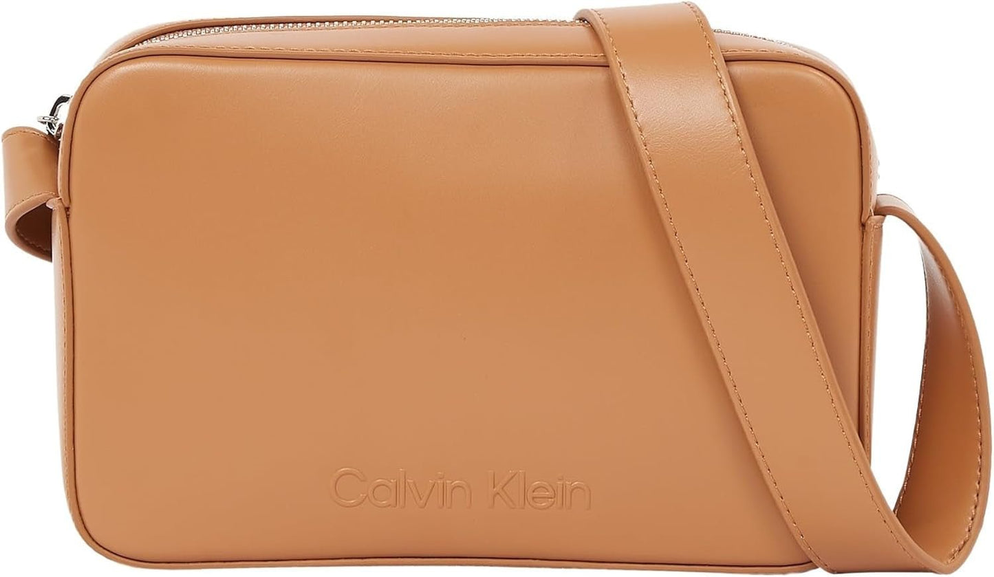 Calvin Klein crossbody taske Præget logo kamerataske med lynlås lukning Dametasker Naty Shop Brown (Leo)