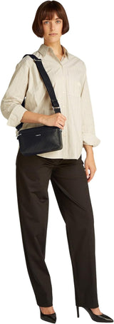 Calvin Klein Dame Skuldertaske Must Kamerataske Mono Bred Skulderrem, Sort (Ck Black), Life Size Dametasker Naty Shop