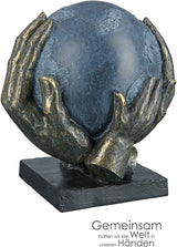 Casablanca moderne design GILDE Deco Skulptur Figur Red verden - Globus i hænderne - Højde 19 cm Statuetter og skulpturer Naty Shop