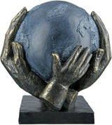 Casablanca moderne design GILDE Deco Skulptur Figur Red verden - Globus i hænderne - Højde 19 cm Statuetter og skulpturer Naty Shop