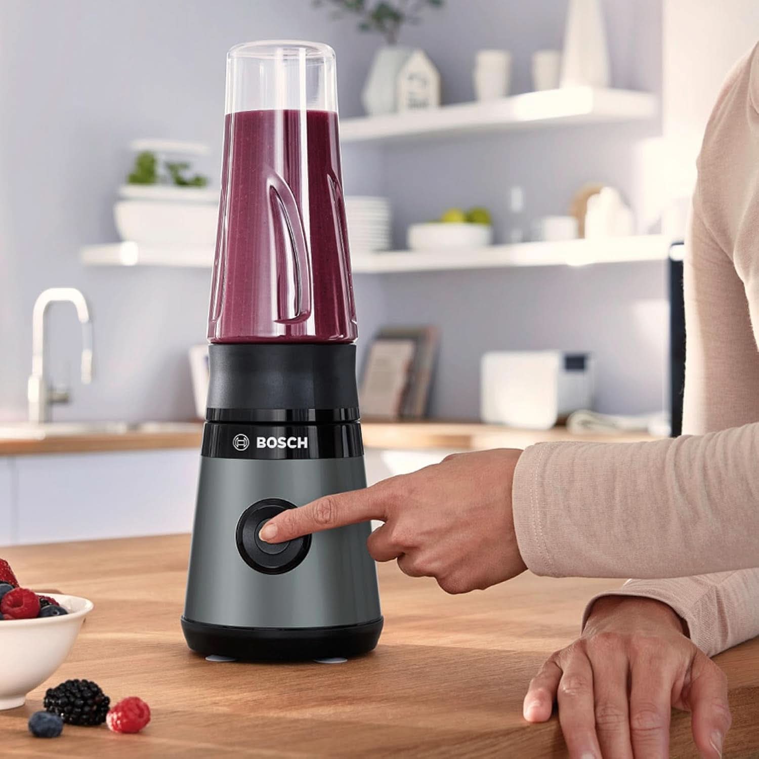 Bosch Mini-Standmixer Vitapower Serie 2 MMB2111S, Highspeed-Mixer, Bis Zu 40.000 Rpm, Tritan Togo-Flasche 0,6 L, Trinkdeckel, Bruchsicher, Spülmasch.Geeignete Teile, 450W, Silber/Schwarz Kitchen Naty Shop