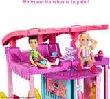 Barbie Chelsea Playhouse - 3 transformerende etager, hemmelige legeområder, elevator, pool, rutsjebane, 2 kæledyr og 20+ tilbehør, til 3+, HHX44