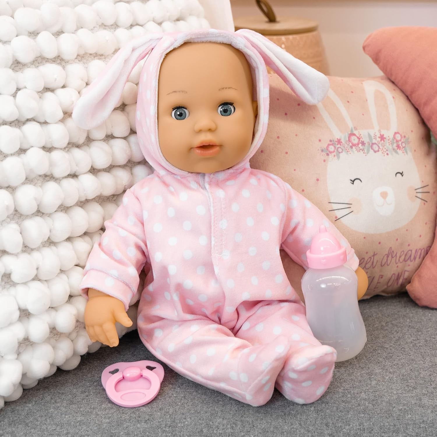 Bayer Design 93822AA Babypuppe Anna, spricht 24 Babylaute, weicher Körper, Schlafaugen, Schnuller, Flasche, 38 cm, rosa, Lille