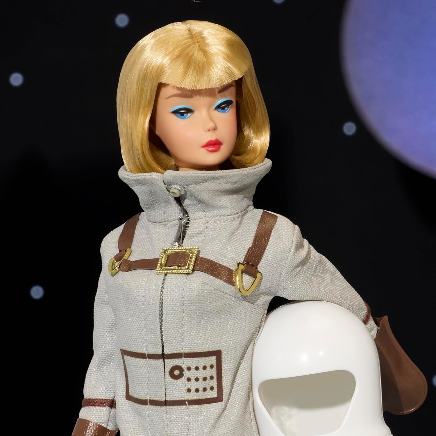 Mattel Barbie Miss Astronaut samlerdukke med sølvdragt, rumstøvler og hjelmtilbehør, vintage reproduktion af 1965 original, JBJ48 Naty Shop Dolls