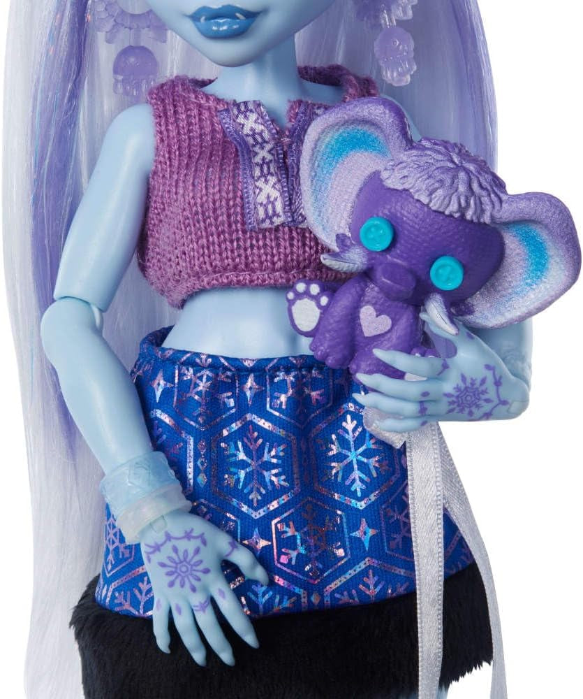 Monster High Self-Scare Secrets Abbey Bominable Dukke og tilbehørssæt med 13 realistiske overraskelser som Henna, tegninger og hæklet JHK44