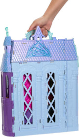 Mattel Disney Frozen - Castle Arendelle Dukkehus (60 cm+) med Elsa Doll, 4 legepladser og 15 stykker Disney Frozen II møbler og tilbehør, HLW61