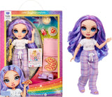 Rainbow High Junior High PJ Party Doll - Violet - 22 cm med blød jumpsuit, hjemmesko og legetilbehør - Børnelegetøj - Ideel til 4-12 år