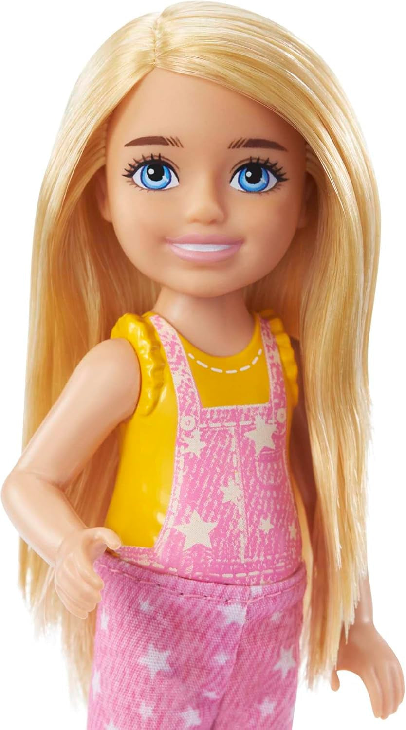 Barbie Chelsea-serien, Chelsea Doll Camping med blondt hår, Pet Ugle, Sovepose, Pude, Lommelygte, Kikkert, Campingtilbehør, Børnegave, Legetøj fra 3 år og opefter, HDF77