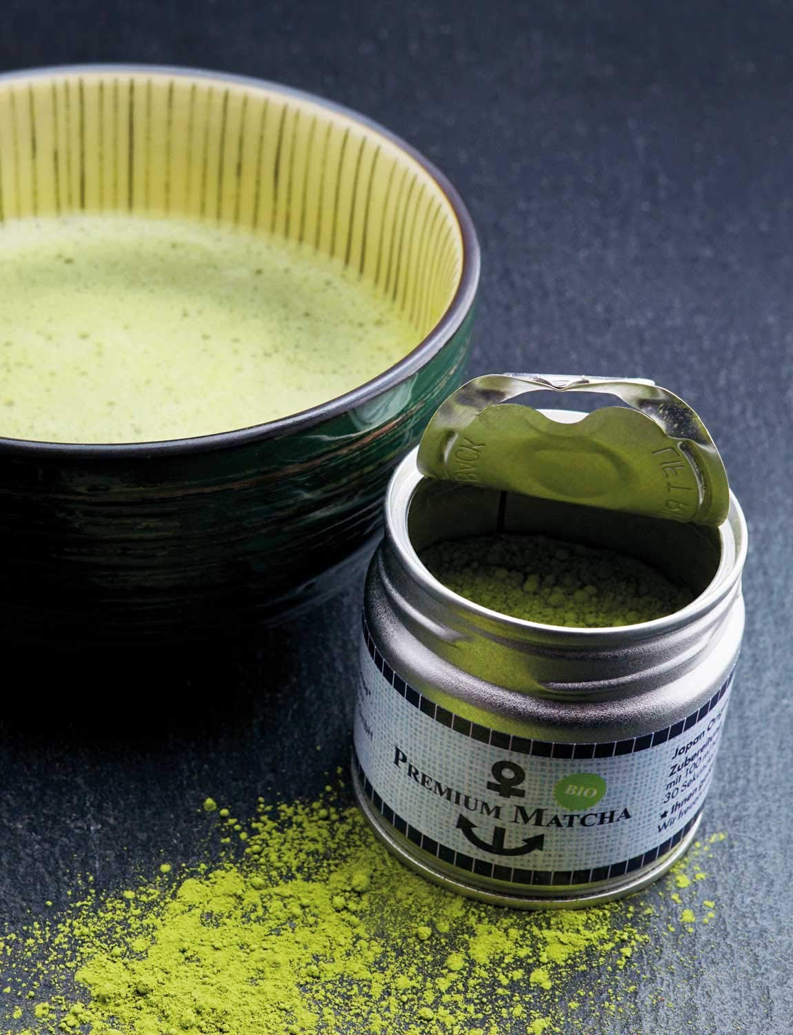 Premium økologisk Matcha fra Japan, ceremoniel kvalitet, pesticidfri, ekstra fint pulver i 30 g æske, intens og delikat smag af grøn te, velegnet til latte, smoothie, ceremoniel kvalitet