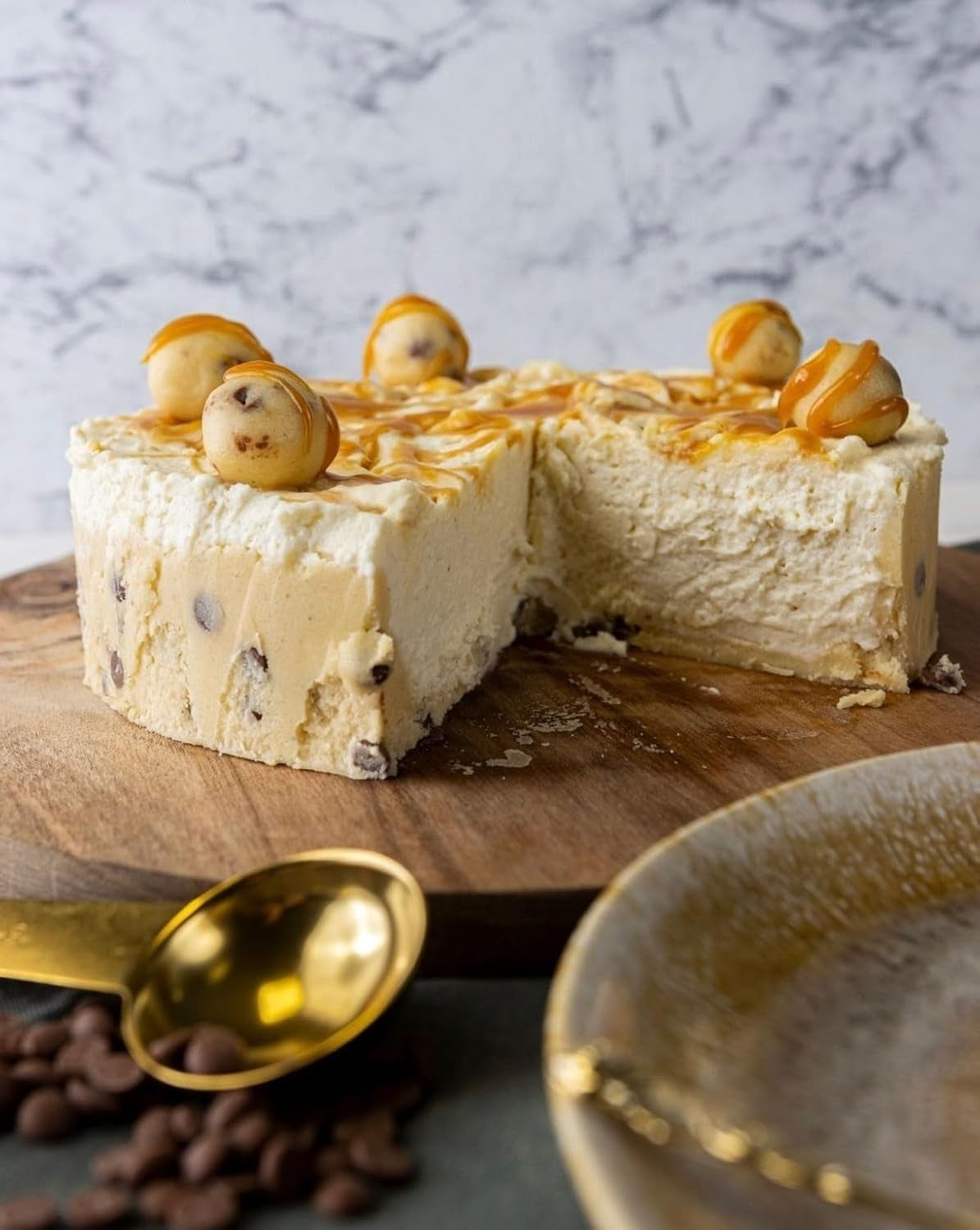 RUF Cookie Dough Cake Ohne Backen, Tortenboden Aus Keksteig Mit Frischkäse-Creme Und Schokoladenstückchen, Inkl. Kuchenform, 1X325G Blanding til bagning og madlavning Naty Shop