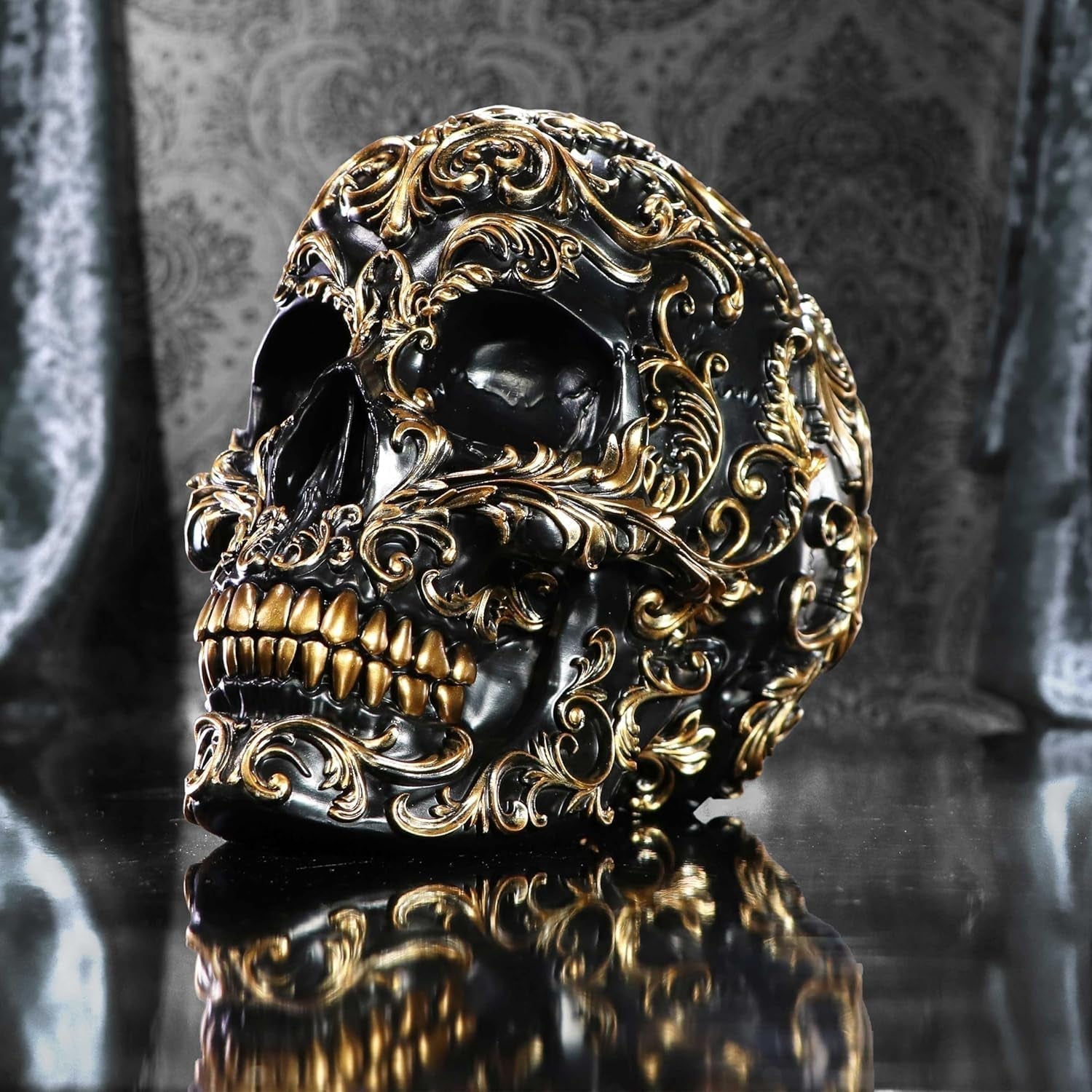 Renæssancekranie, 19 cm, harpiks, sort og guld, guldbarokmønster, sort kraniedekoration, gotisk dekoration, støbt i fineste syntetisk harpiks, håndmalet af eksperter Statuetter og skulpturer Naty Shop
