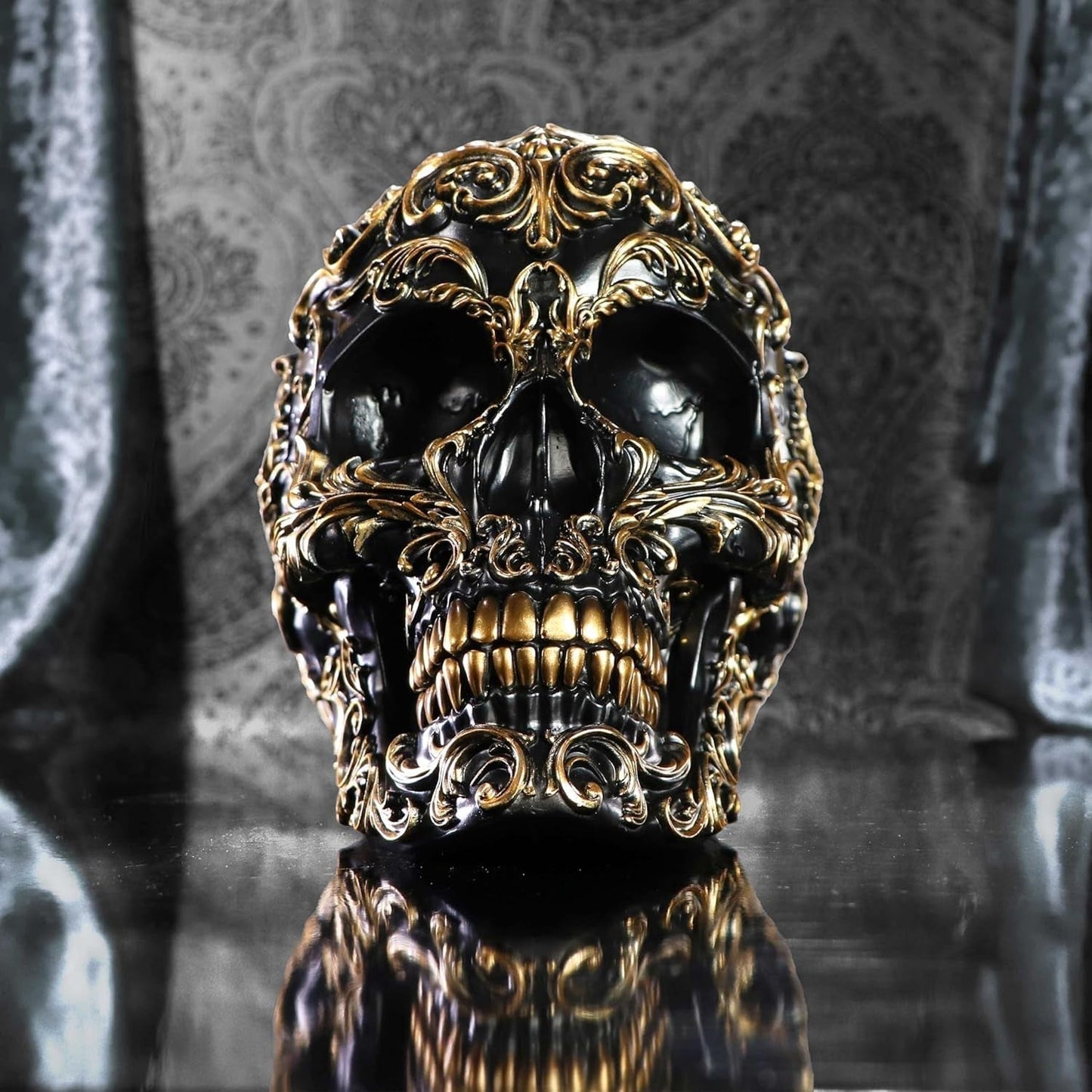 Renæssancekranie, 19 cm, harpiks, sort og guld, guldbarokmønster, sort kraniedekoration, gotisk dekoration, støbt i fineste syntetisk harpiks, håndmalet af eksperter Statuetter og skulpturer Naty Shop