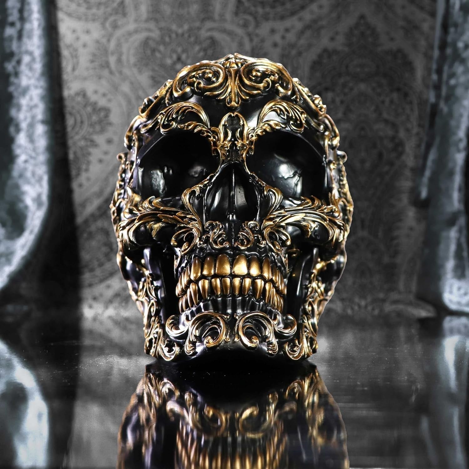 Renæssancekranie, 19 cm, harpiks, sort og guld, guldbarokmønster, sort kraniedekoration, gotisk dekoration, støbt i fineste syntetisk harpiks, håndmalet af eksperter Statuetter og skulpturer Naty Shop