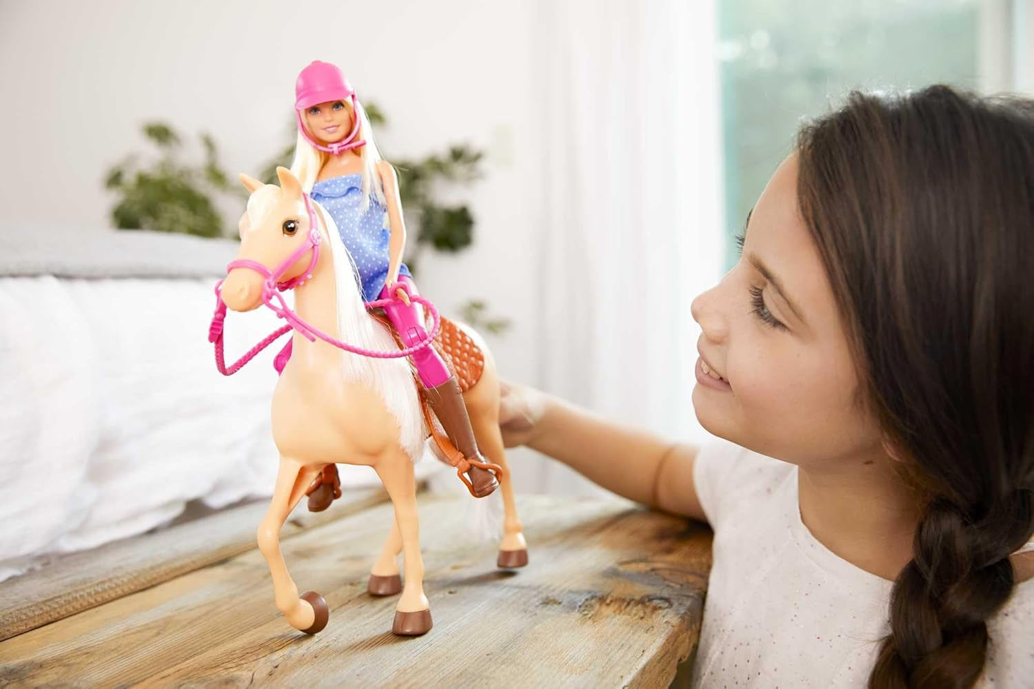 Barbie dukke og hestelegetøj, ridetilbehør, inkluderer 1 dukke og 1 hest, velegnet som gave til børn fra 3 år og derover, FXH13
