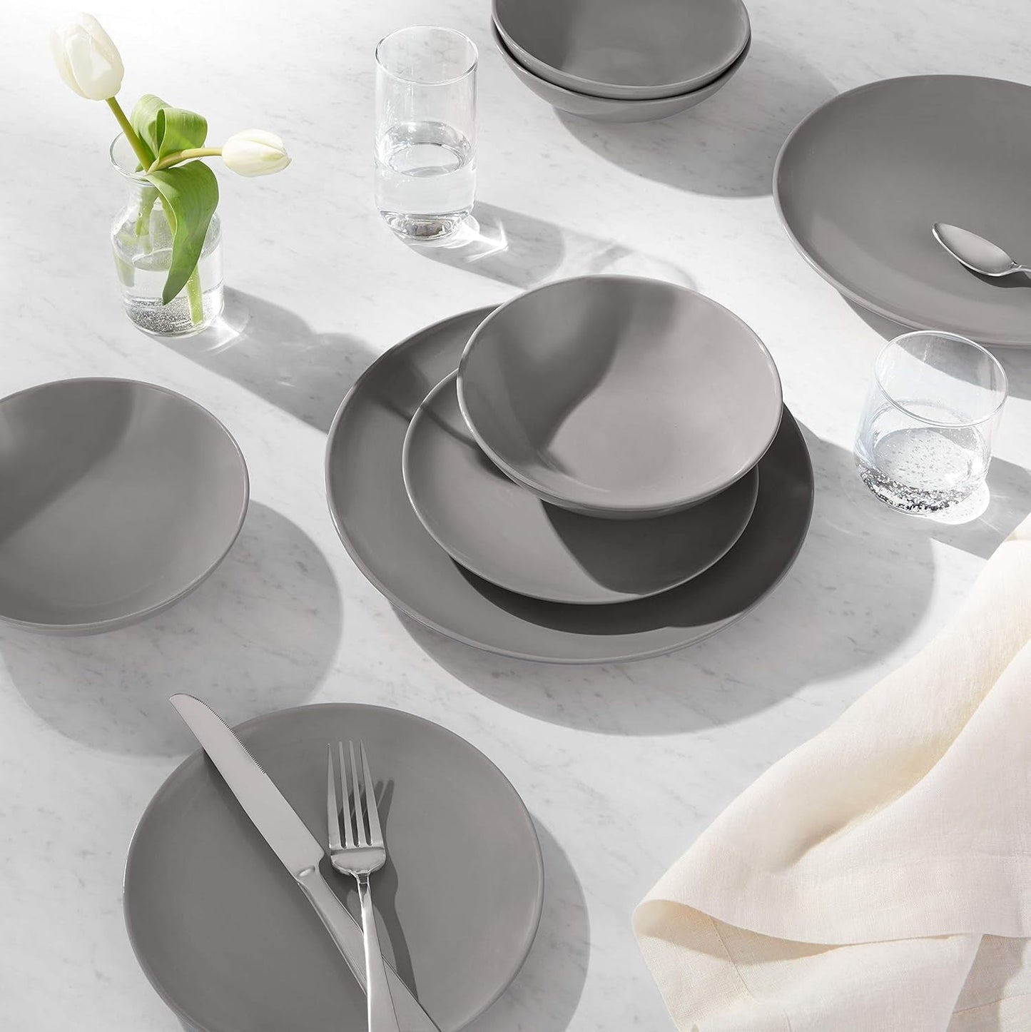 Amazon Basics 18-dele Smoky Grey 6-Serve Stoneware Dinerware Set