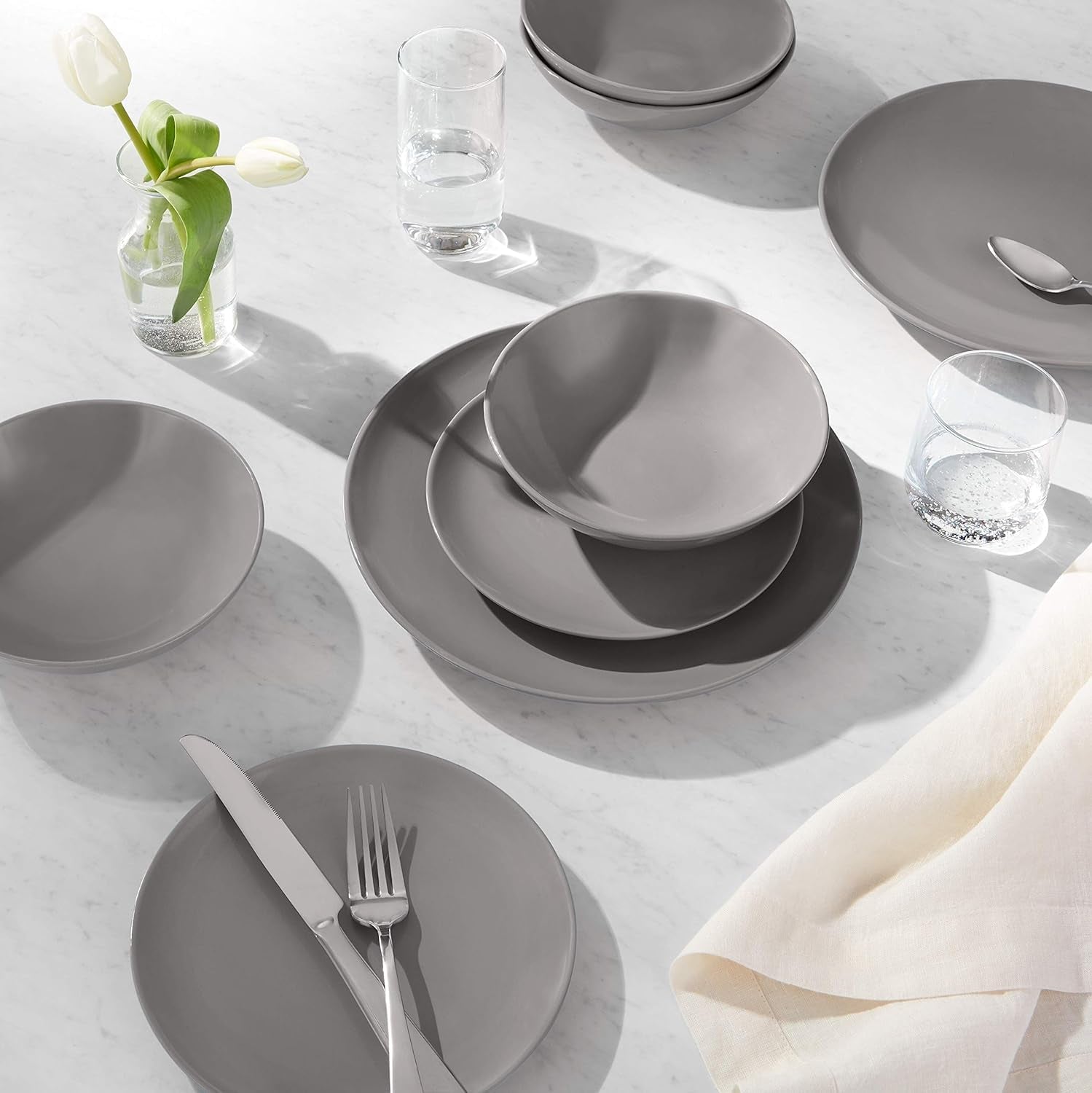 Amazon Basics 18-dele Smoky Grey 6-Serve Stoneware Dinerware Set