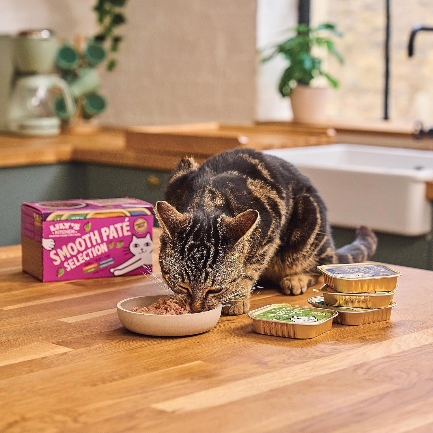 Lily's Kitchen Naturligt vådt mørt kattefoder til voksne katte, bakker, kornfri opskrifter, sortiment (32 bakker x 85g)