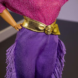 Barbie Signature Debbie Allen Tribute Collection dukke i off Shoulder-top, guldbælte og lilla frynsebukser og leggings, JBJ24
