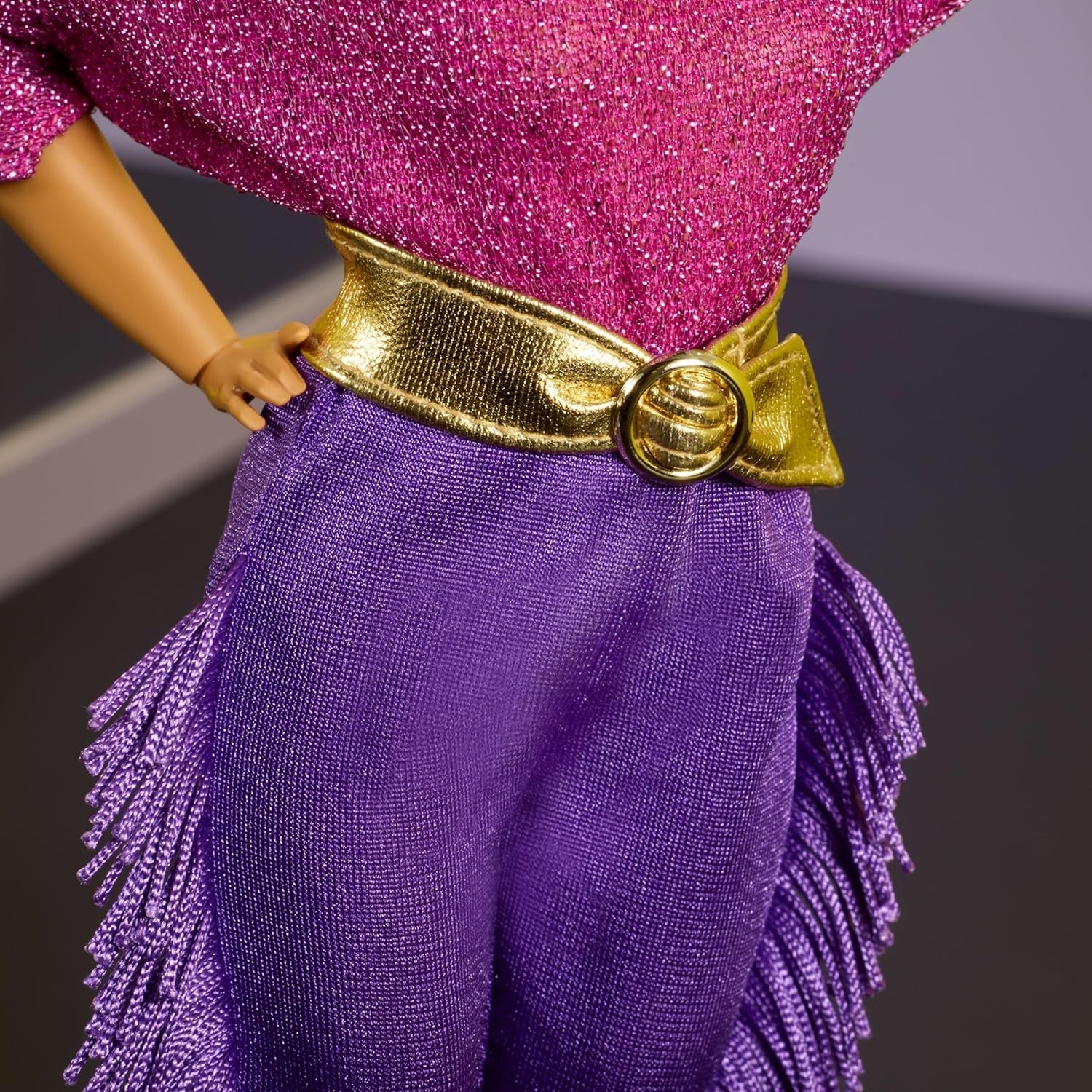 Barbie Signature Debbie Allen Tribute Collection dukke i off Shoulder-top, guldbælte og lilla frynsebukser og leggings, JBJ24
