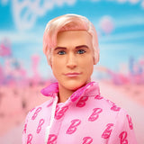 Barbie The Movie - Ken-Sammelpuppe, Ryan Gosling som Ken i rosafarbenem Overall mit "B"-Aufdruck, hvid sneakern og bunten Inlineskates, JCP80