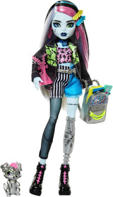 Monster High Frankie Stein dukke i denimjakke og shorts, inkluderer også sin hvalp Watzie og tilbehør såsom en rygsæk, snack og notesbog, HXH73