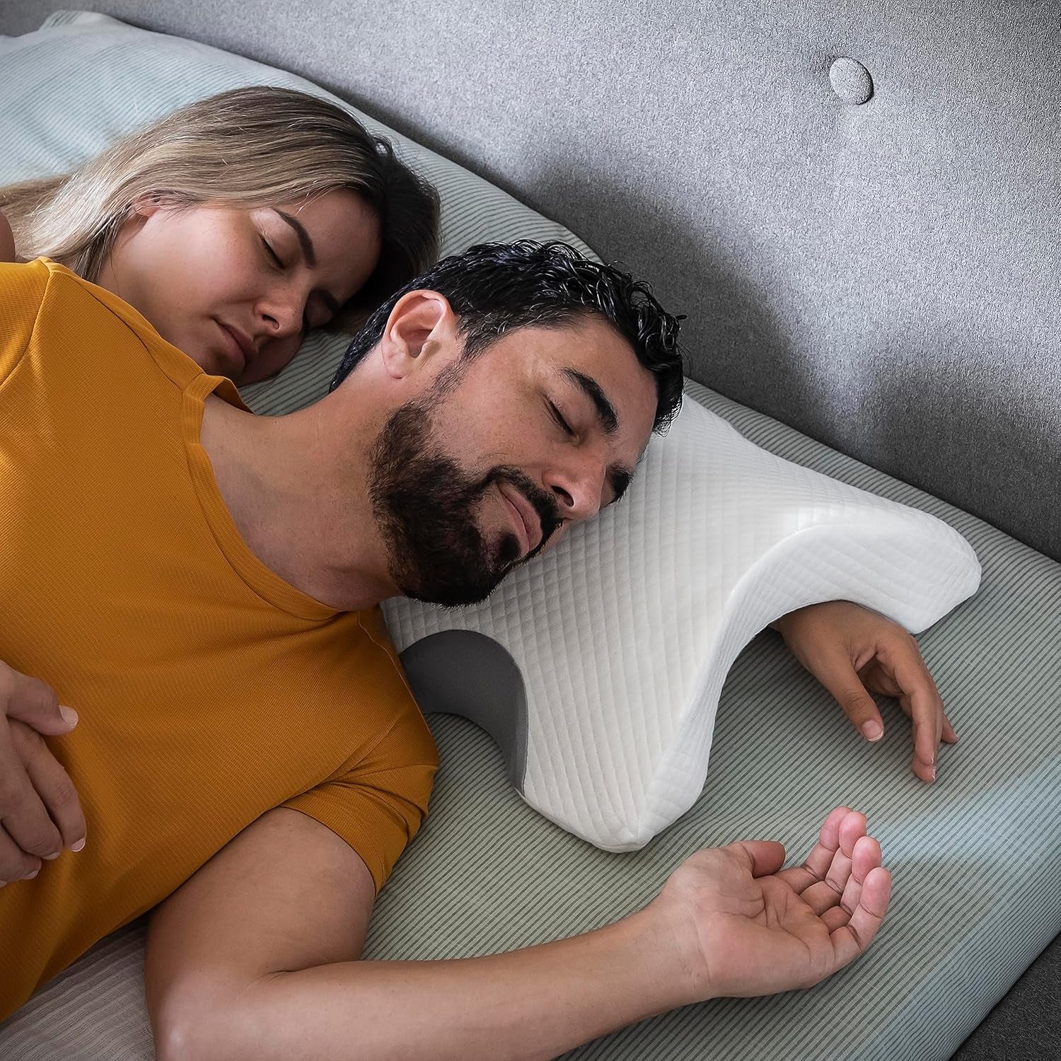InnovaGoods - Viskoelastisk livmoderhalspude til par, Ergonomisk design til parafslapning, Memory-skum til trykaflastning, Aftageligt betræk, Hvid, 36 x 12,5 x 30,5 cm, Memory-skum
