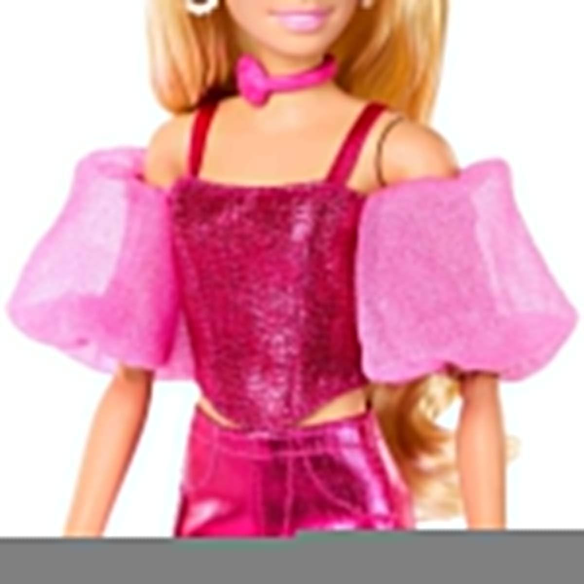 Barbie Deluxe Style #5 dukke i et metallisk pink blondt outfit med en glitrende overdel og glitrende bukser, med tilbehør inklusive en pink halskæde og en håndtaske, JFP40
