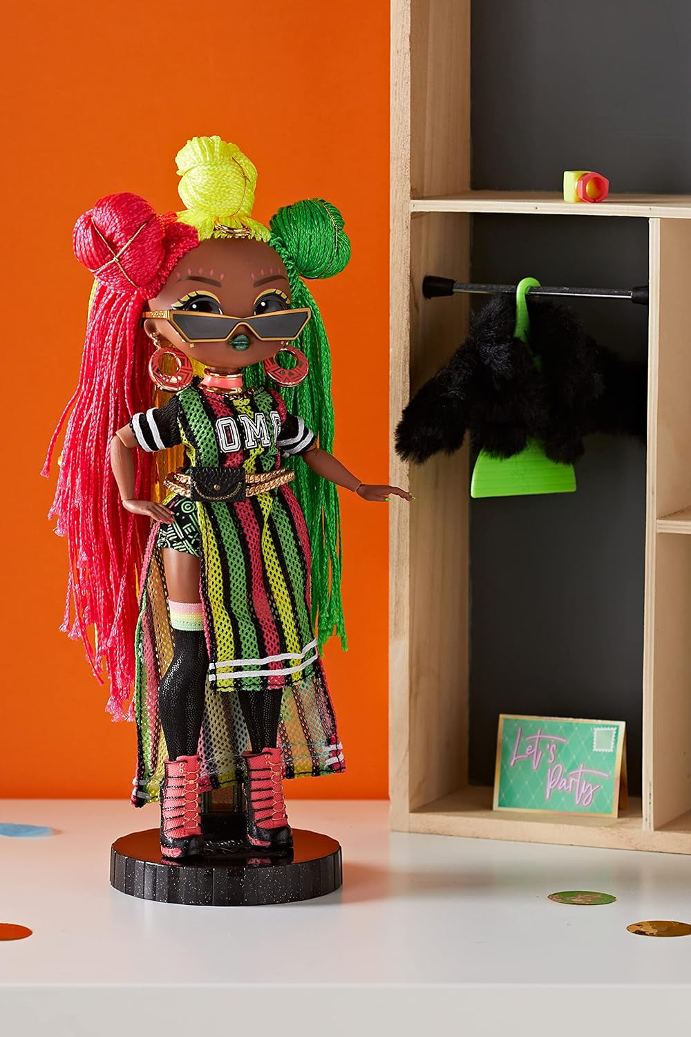 LOL overraskelse! OMG Queens Fashion Doll - SWAYS - 20 overraskelser inklusive outfit, tilbehør, dukkestativ og mere - samleobjekt - til drenge og piger fra 4 år og opefter