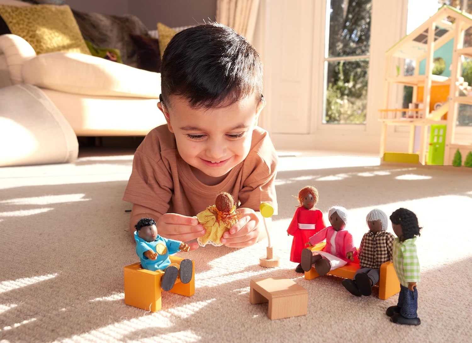 Hape dukkefamilie - 6-delt mørkt læder dukkehustilbehør sæt med figurer af træ og stof, foregive leg, pædagogisk legetøj, interaktivt lærelegetøj til børn fra 3 år og opefter