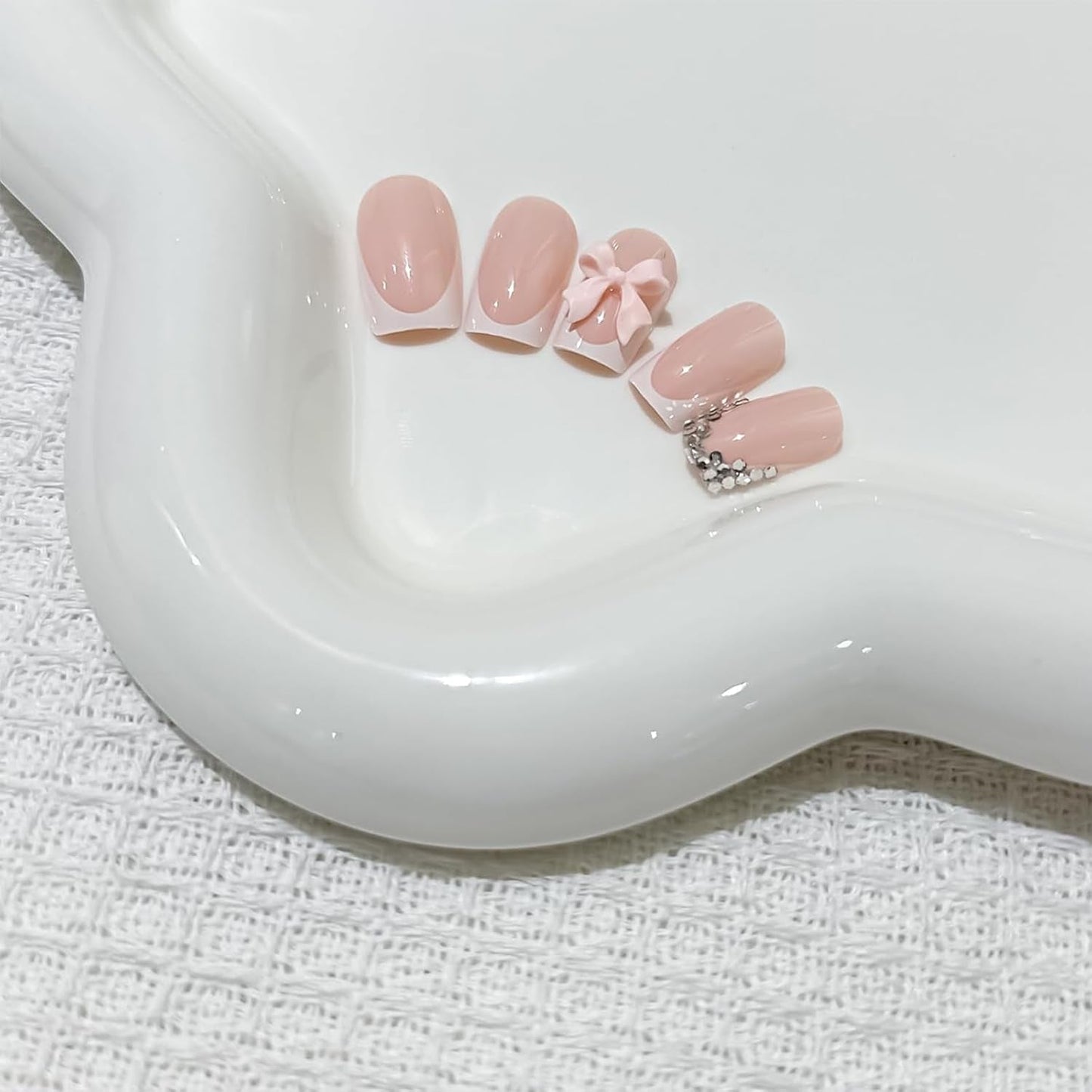 24 stk Pink Diamond Sløjfe French Manicure Tabletter Firkantede Negle Rhinestone Mønster Nude Pink kunstige negle Fulddækning lim Manicure