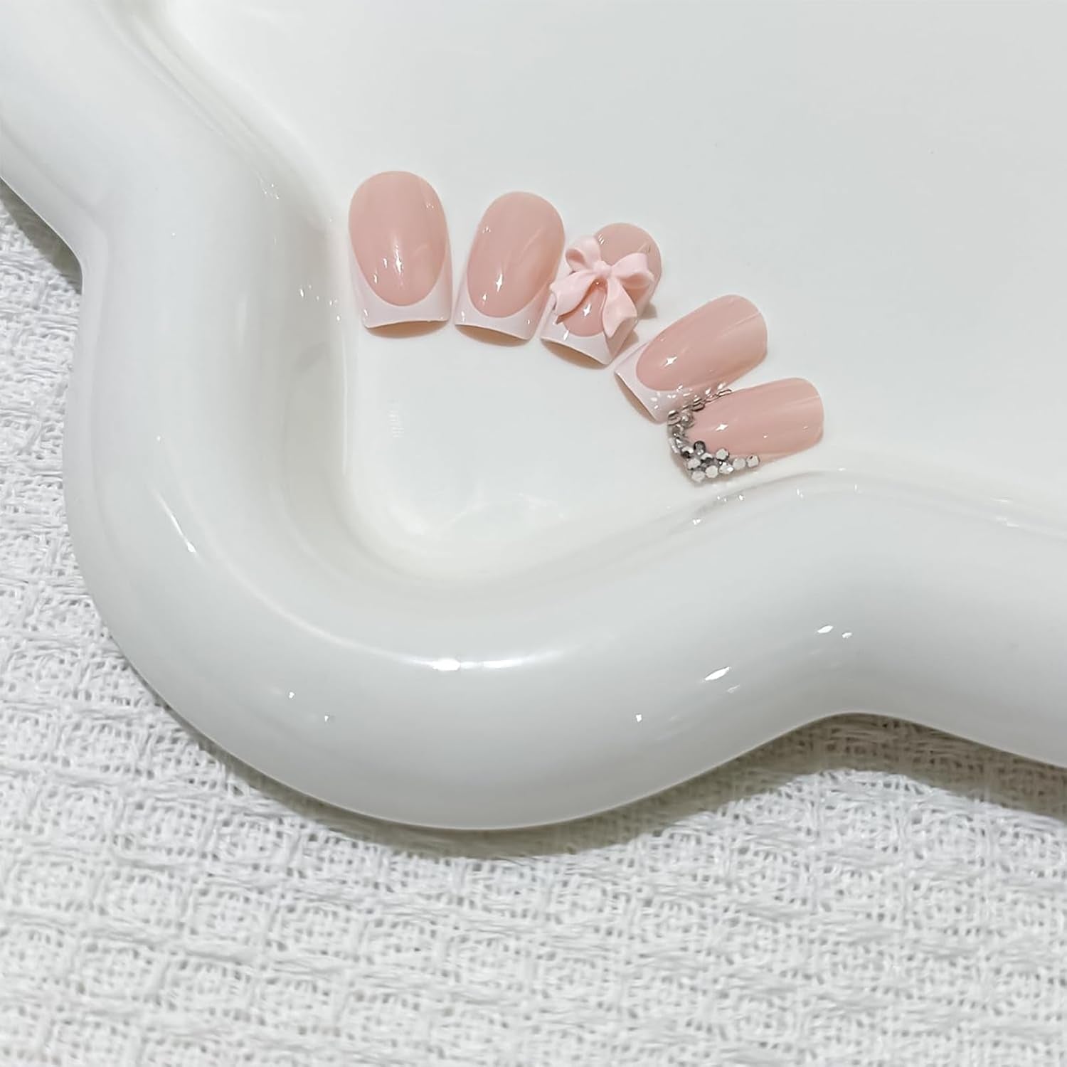 24 stk Pink Diamond Sløjfe French Manicure Tabletter Firkantede Negle Rhinestone Mønster Nude Pink kunstige negle Fulddækning lim Manicure