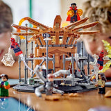 LEGO 76261 Marvel Spider-Man's Big Showdown, Spider-Man: No Way Home sæt med 3 minifigurer Peter Parker plus Green Goblin, Electro, Sandman, Ned, Doctor Strange og MJ, samlermodel Byggesæt Besuche den LEGO-Store