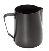 APS Milk Pitcher - Højkvalitets mælkekande med non-stick belægning, lavet af rustfrit stål - Perfekt til opskumning af mælk - Universal karaffel, sort, 600 ml