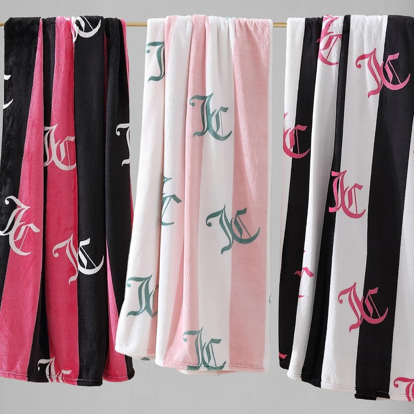 Juicy Couture Cabana Plys tæppe, 127,7 X 178,8 Cm, luksuriøst mikrofiber plys tæppe for maksimal komfort og hyggelig varme Juicy Couture senge og tæpper