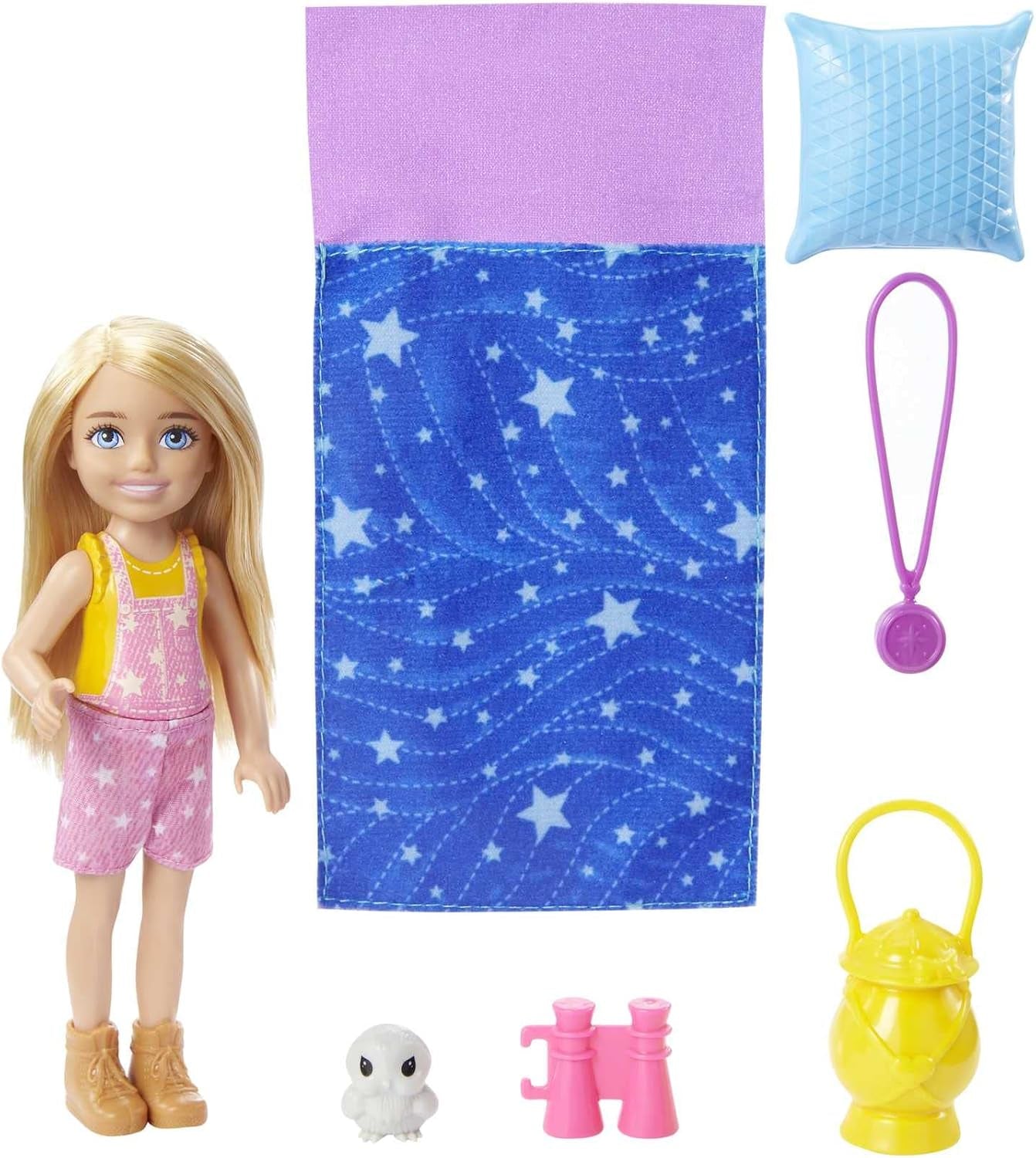 Barbie Chelsea-serien, Chelsea Doll Camping med blondt hår, Pet Ugle, Sovepose, Pude, Lommelygte, Kikkert, Campingtilbehør, Børnegave, Legetøj fra 3 år og opefter, HDF77