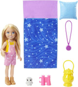Barbie Chelsea-serien, Chelsea Doll Camping med blondt hår, Pet Ugle, Sovepose, Pude, Lommelygte, Kikkert, Campingtilbehør, Børnegave, Legetøj fra 3 år og opefter, HDF77
