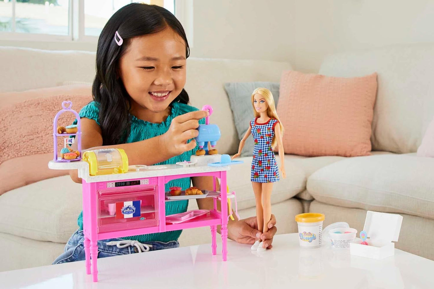 Barbie Malibu Roberts dukke- og bagesæt med 18 dele, inklusive legedej og donut-, croissant- og muffinsforme, til alderen 3 og op, HJY19