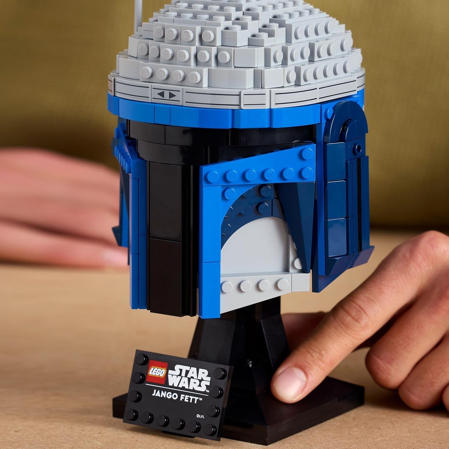 LEGO Star Wars 75408 Jango Fett-hjelm - Mandalorian-byggesæt til voksne - Model med stativ, navneplade og justerbar antenne - Gave til Attack of the Clones Fans Byggesæt Besuche den LEGO-Store