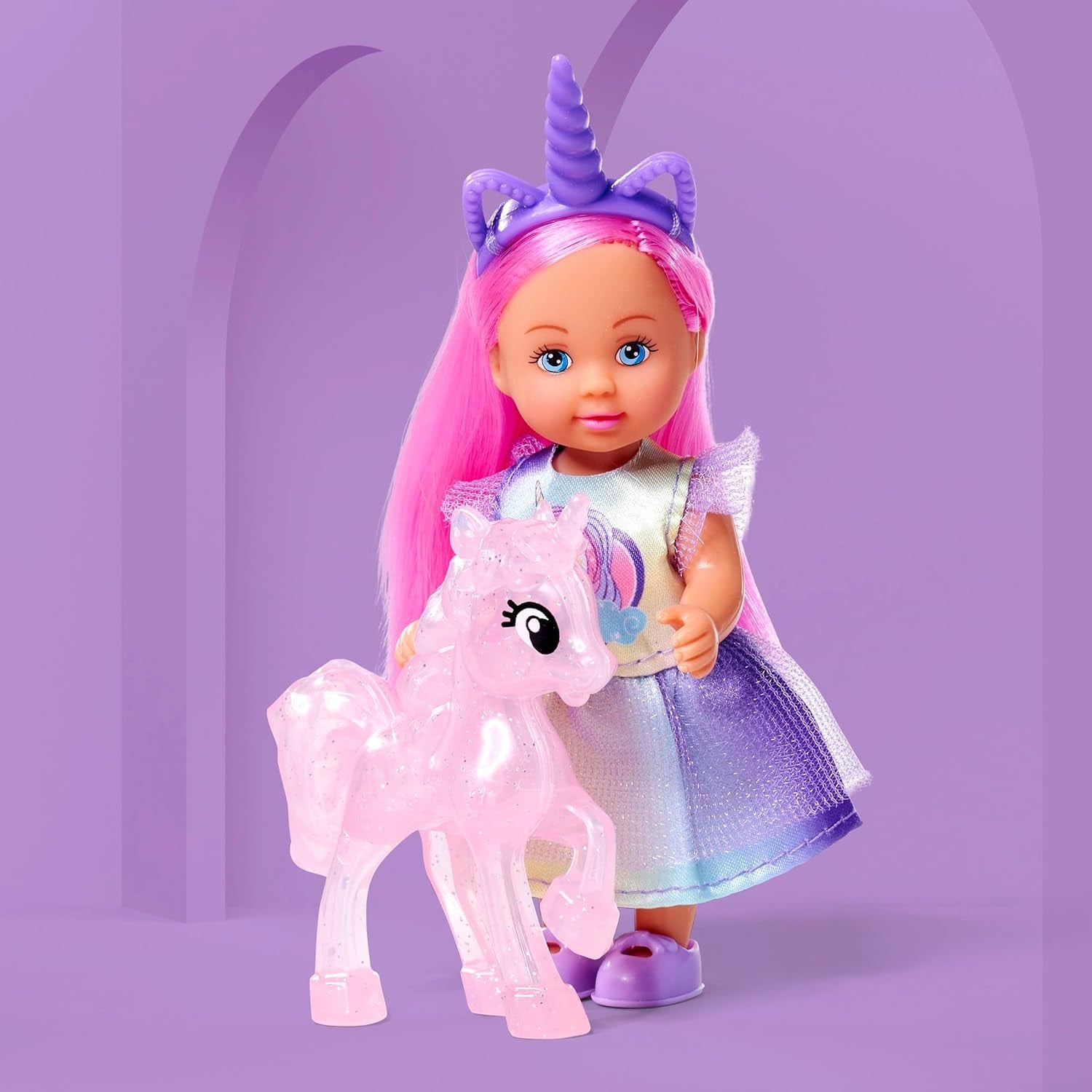 Simba Evi Love Unicorn Play Doll iført en sød enhjørningskjole med matchende pandebånd, inklusive en enhjørning med stald, æbler og en drikkedunk, 12 cm, i alderen 3+