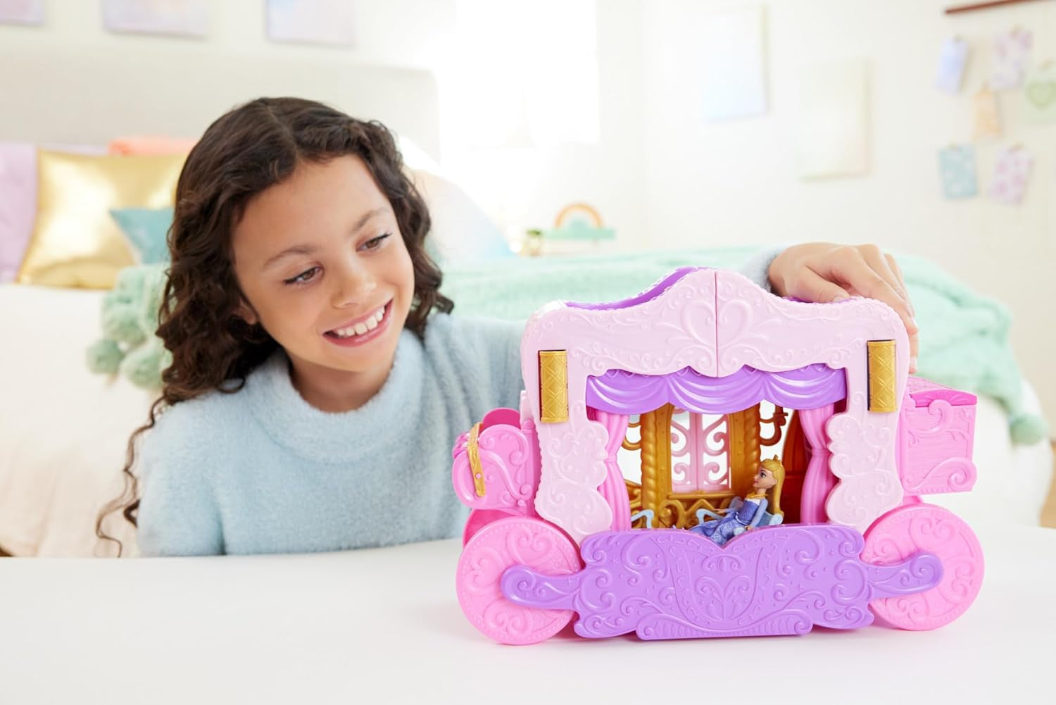Mattel Disney Princess forvandler legesætvogn til slot med lille nordlysdukke, 3 niveauer, 6 legeområder, 4 figurer, møbler og tilbehør HWX17 Naty Shop-dukker