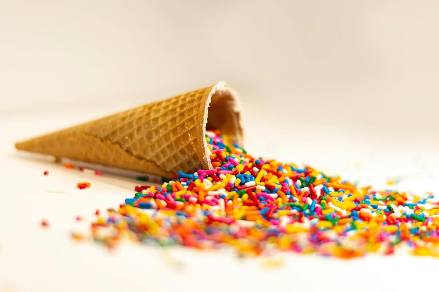 RUF, regnbuefarvet sukkerdrys, 200 gram Sprinkles Naty Shop