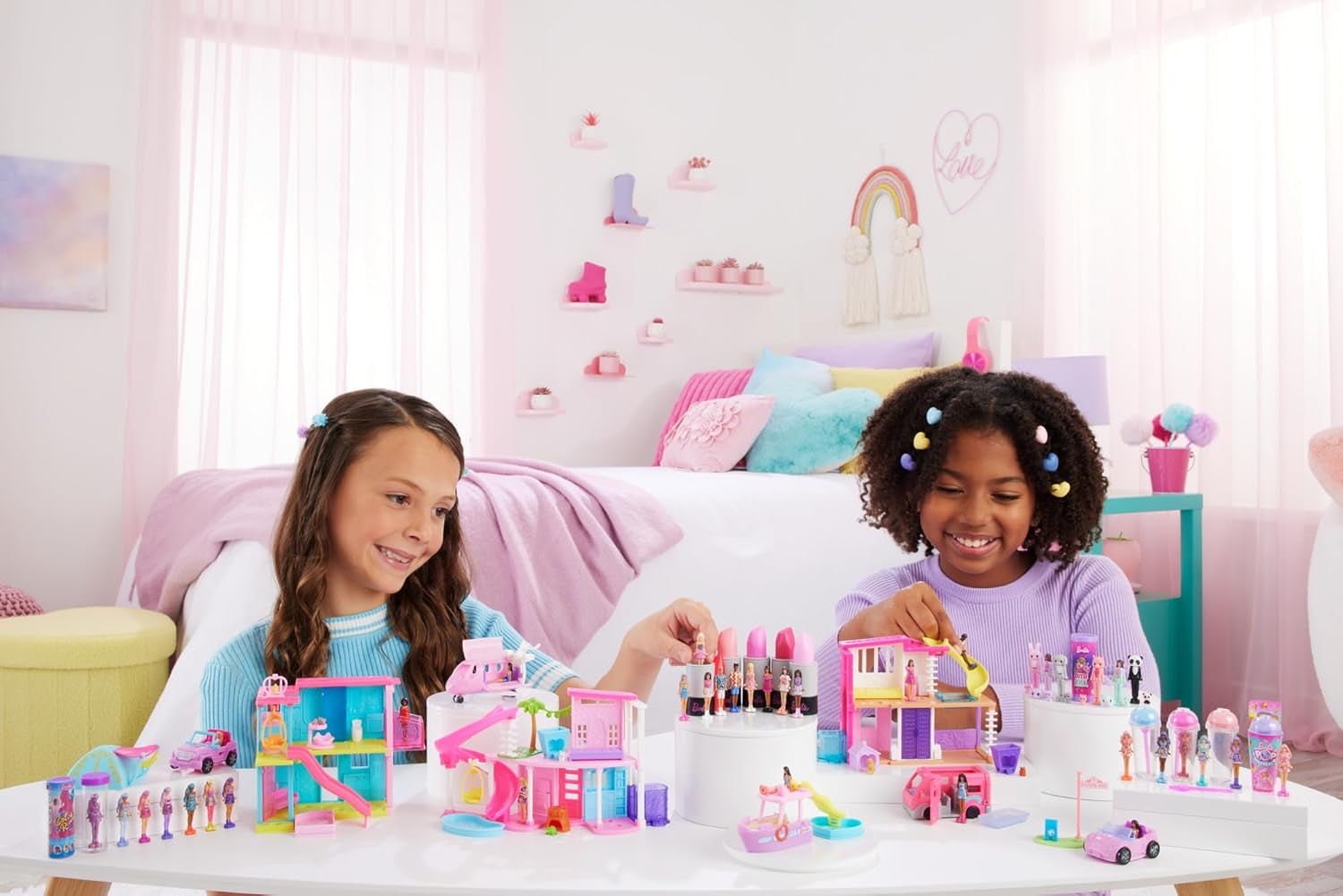 Mini BarbieLand Barbie-dukke- og legetøjssæt, 1,5" dukke og ikonisk farveskiftende overraskelseslegetøjskøretøj, HYF40